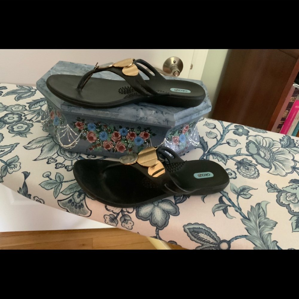 Oka B Women’s Flip Flop Sandals. Size 9